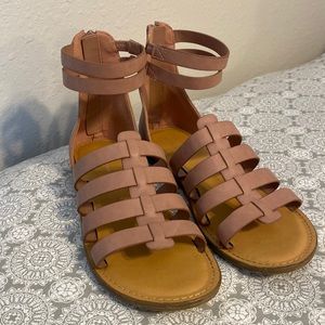 Pink size 6 American Eagle Outfitter sandals